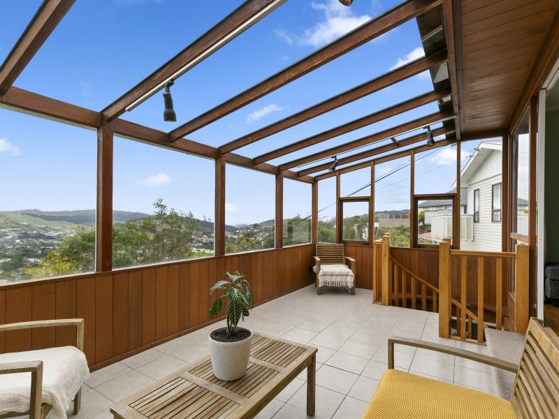 13 Paparangi Crescent, Paparangi, Wellington - Carousel 2