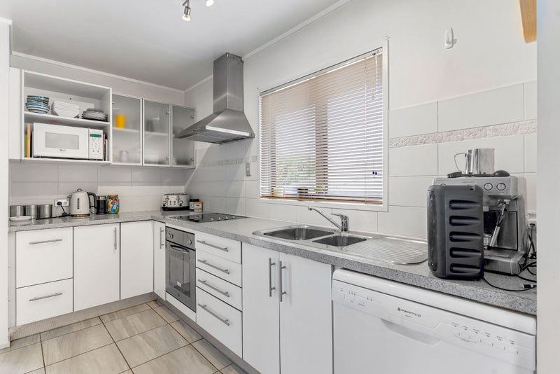 15B Regia Close, Half Moon Bay, Auckland - Carousel 2