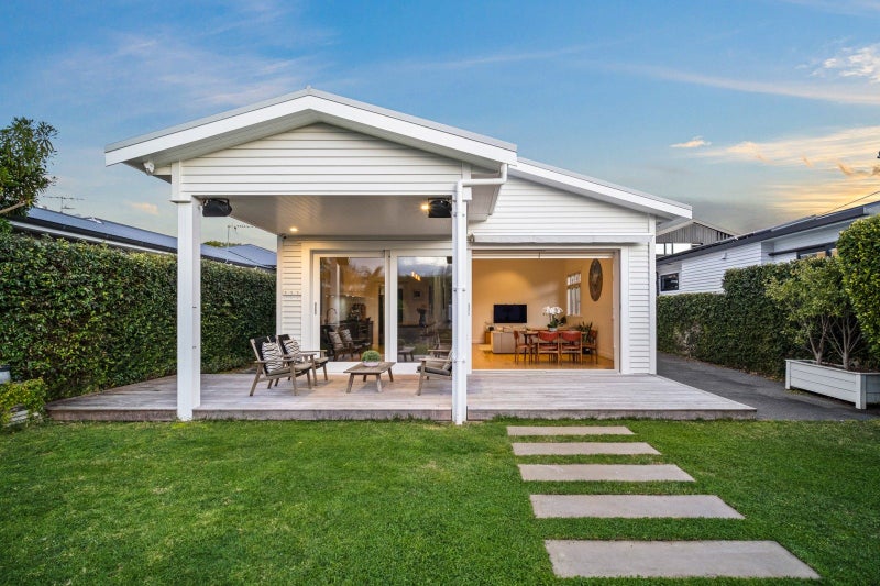 4 Seacombe Road, Point Chevalier, Auckland - Carousel 1