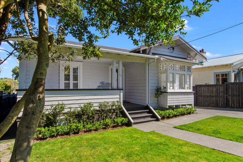 10 Hanlon Crescent, Narrow Neck, Auckland - Carousel 2