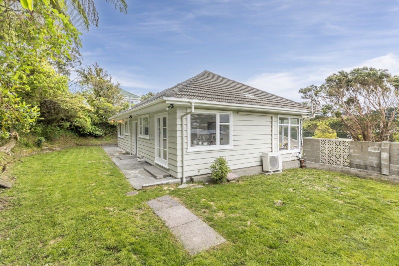 7 Miles Crescent, Newlands, Wellington - Carousel 2