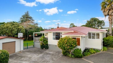 50 Amberley Avenue, Te Atatu South, Auckland - Carousel 1