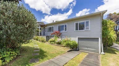 4 Highland Avenue, Titirangi, Auckland - Carousel 1