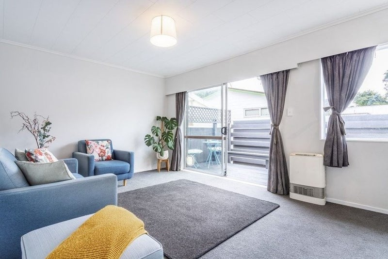 1 Baltimore Crescent, Totara Park, Upper Hutt - Carousel 2
