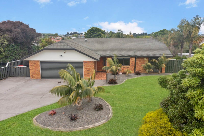 5 Camira Place, Botany Downs, Auckland - Carousel 1