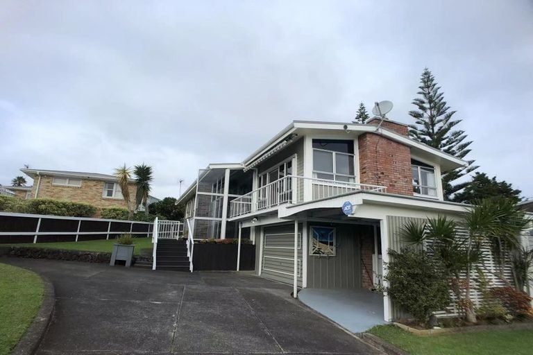 14 Carole Crescent, Pakuranga, Auckland - Carousel 1