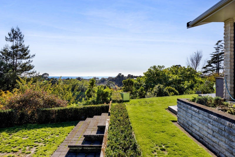 14 Sequoia Grove, Merrilands, New Plymouth - Carousel 2