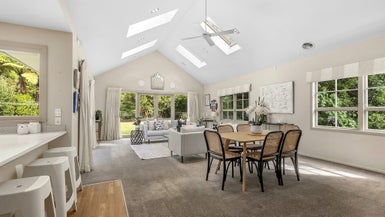 8 St Annes Square, Tawa, Wellington - Carousel 1