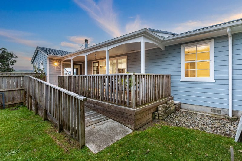 7 Luff Place, Whitby, Porirua - Carousel 1