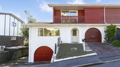 5 Southern Cross Crescent, Island Bay, Wellington - Carousel 1