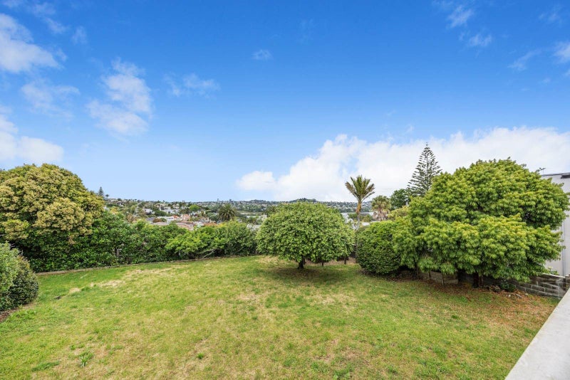4 Fenton Circus, Orakei, Auckland - Carousel 2