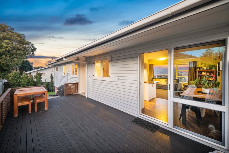 5 Tauhara Street, Green Bay, Auckland - Carousel 2