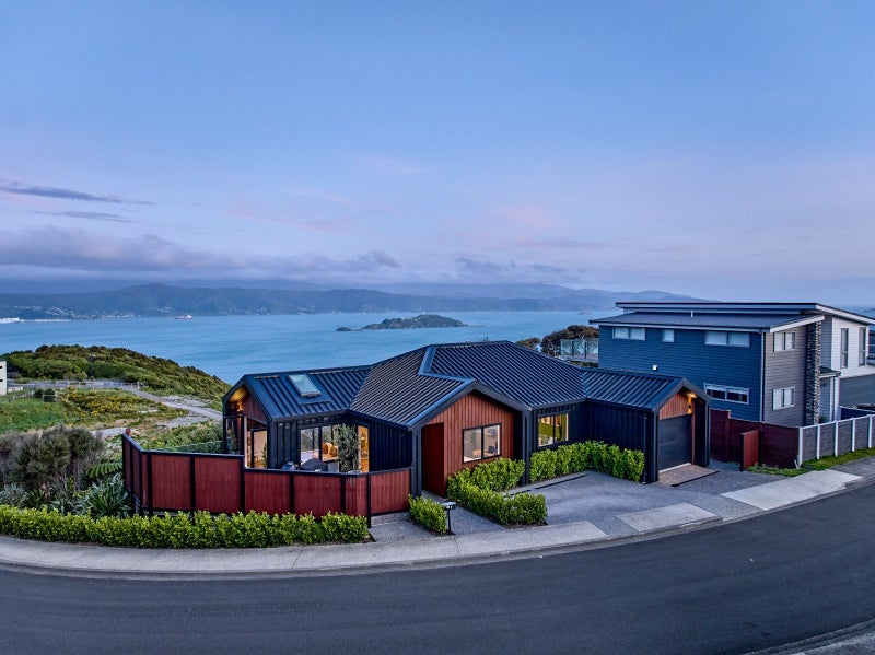 9 Cromwell Point, Newlands, Wellington - Carousel 1