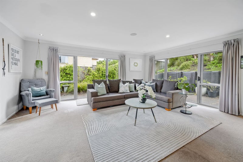 31 Harrowglen Drive, Northcross, Auckland - Carousel 2