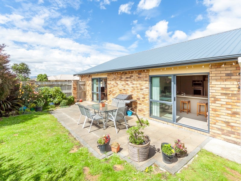 7 Liberty Grove, Kelvin Grove, Palmerston North - Carousel 1