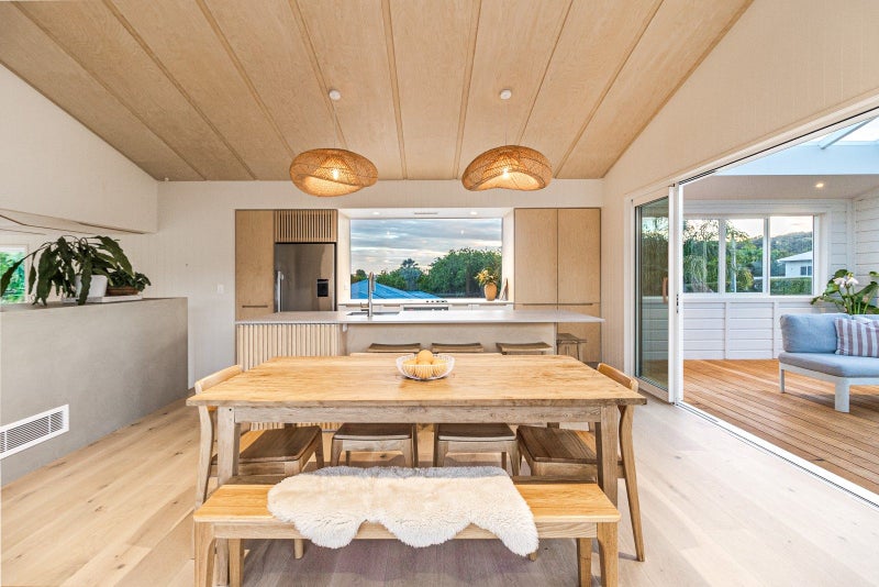 8 Tui Street, Oneroa, Waiheke Island - Carousel 1