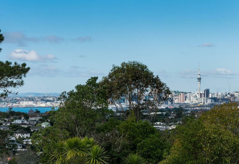 8 Speedy Crescent, Hillcrest, Auckland - Carousel 2