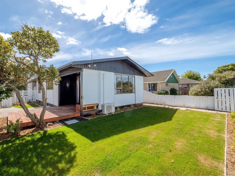 8A Queenspark Drive, Parklands, Christchurch - Carousel 1