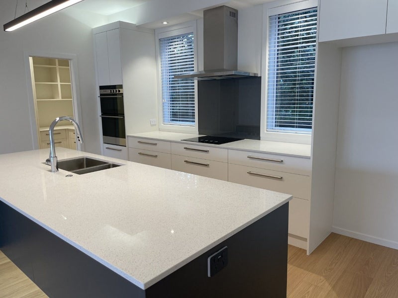 31 Montgomery Avenue, Rothesay Bay, Auckland - Carousel 1