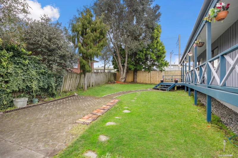 2/10 Fruitvale Road, New Lynn, Auckland - Carousel 13