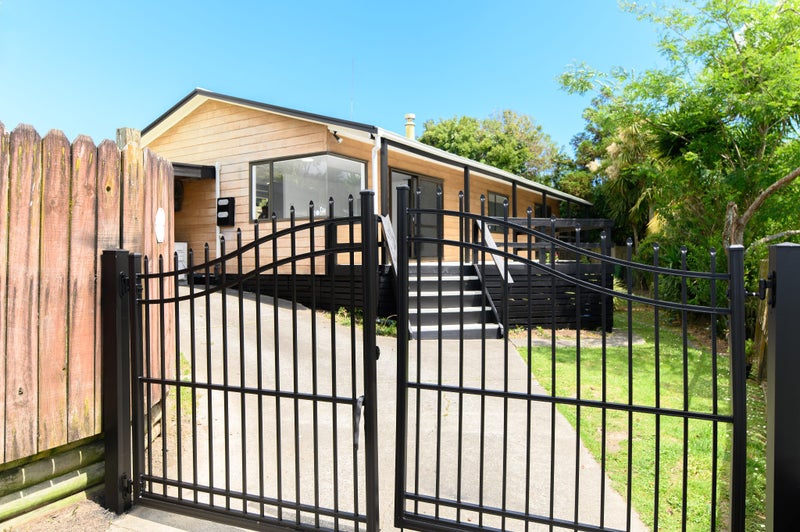 1/12 Netherlands Avenue, Kelston, Auckland - Carousel 1