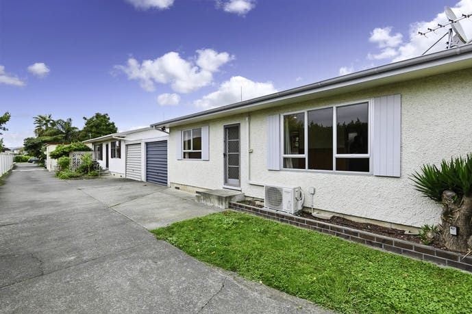 208 Frimley Oaks, Frimley, Hastings - Carousel 2