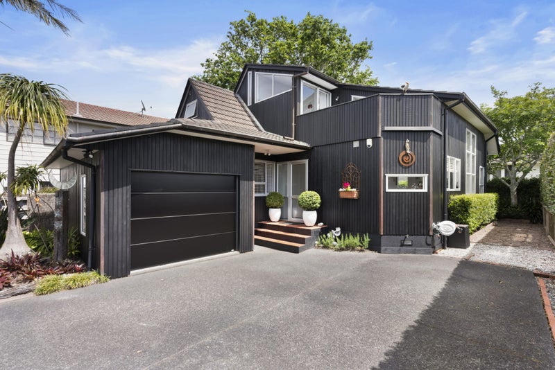 2/6 Castor Bay Road, Castor Bay, Auckland - Carousel 1