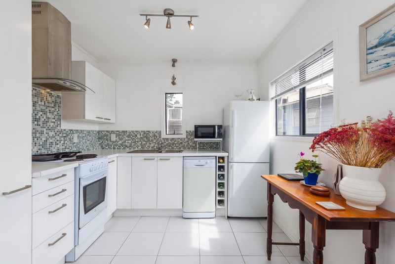 2/24 Sunnyside Road, Sunnyvale, Auckland - Carousel 1