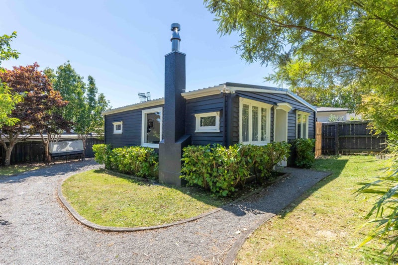 8 Winara Avenue, Waikanae - Carousel 1
