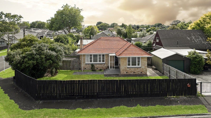 2 Old Farm Road, Hamilton East, Hamilton - Carousel 1