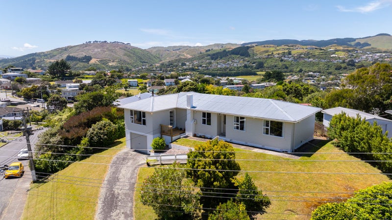 28 Franklyn Road, Tawa, Wellington - Carousel 1
