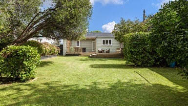 11 Pasadena Avenue, Point Chevalier, Auckland - Carousel 1