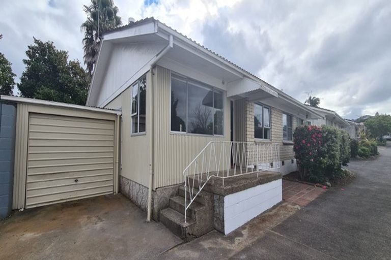 2/26 Mount Smart Road, Onehunga, Auckland - Carousel 1