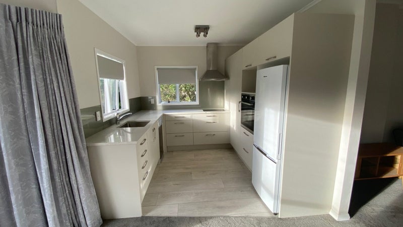 14 West Road, Northland, Wellington - Carousel 1