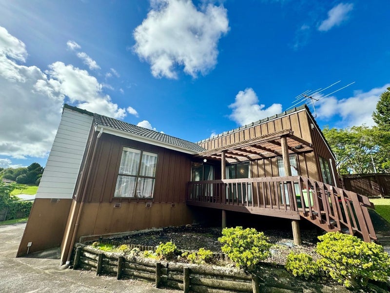 18 Banyan Drive, Totara Heights, Auckland - Carousel 1