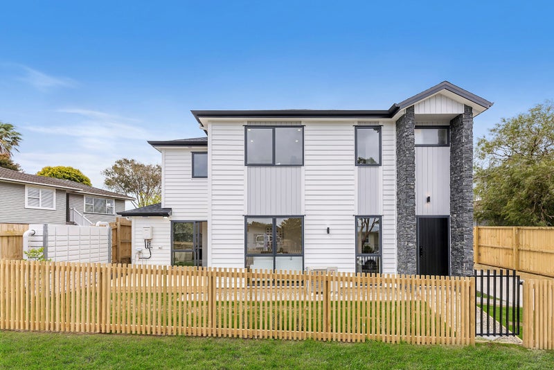 18A Lantana Road, Green Bay, Auckland - Carousel 1