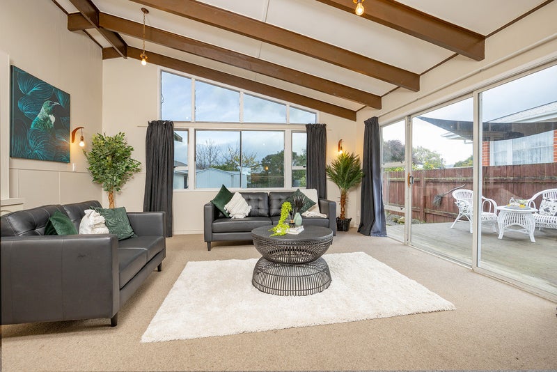 404 High Street South, Carterton - Carousel 2