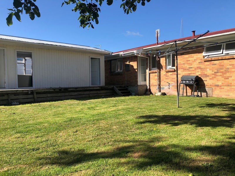 2 Sheridan Street, Silverdale, Hamilton - Carousel 1