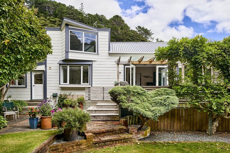 31 Nikau Street, Eastbourne, Lower Hutt - Carousel 1