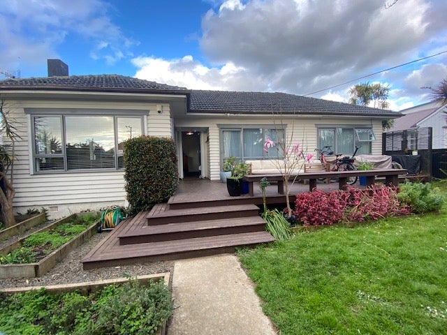 8 Ropata Avenue, Point England, Auckland - Carousel 1