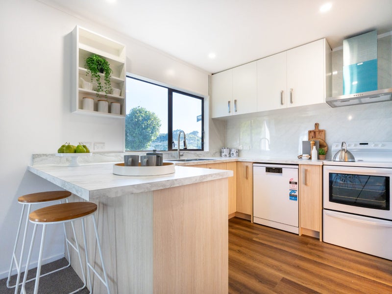 55 Beazley Avenue, Paparangi, Wellington - Carousel 1