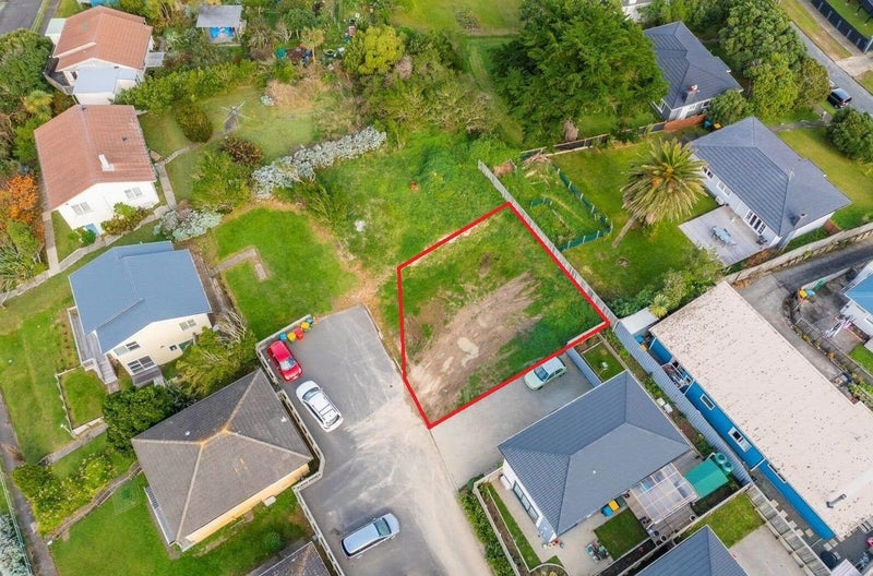 3F Taupiri Crescent, Titahi Bay, Porirua - Carousel 1