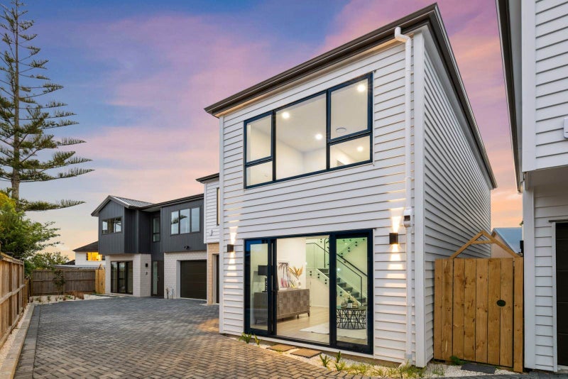 4B Pinero Place, Bucklands Beach, Auckland - Carousel 1