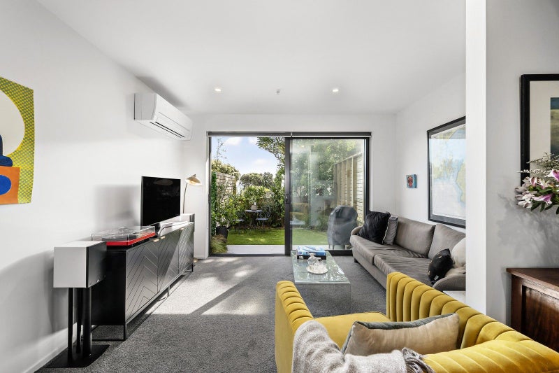 4C Ferry Road, Days Bay, Lower Hutt - Carousel 1
