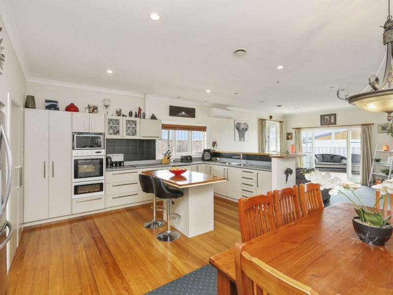 104 Pembroke Road West, Pembroke, Stratford - Carousel 1