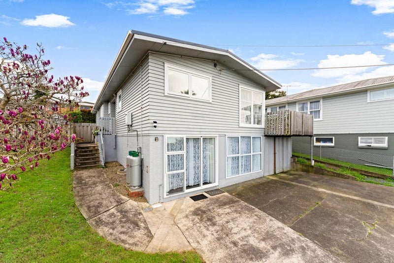 6 Merville Avenue, Te Atatu South, Auckland - Carousel 1