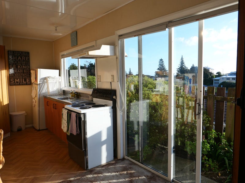 4 Victor Road, Raumati Beach, Paraparaumu - Carousel 2