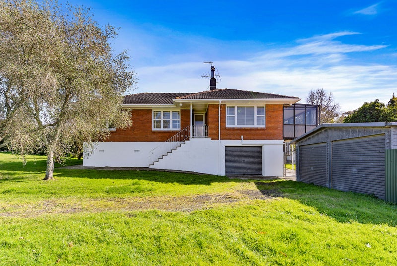 12 Wakeling Avenue, Te Atatu South, Auckland - Carousel 2