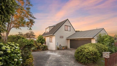 34 Taupiko Place, Green Bay, Auckland - Carousel 1