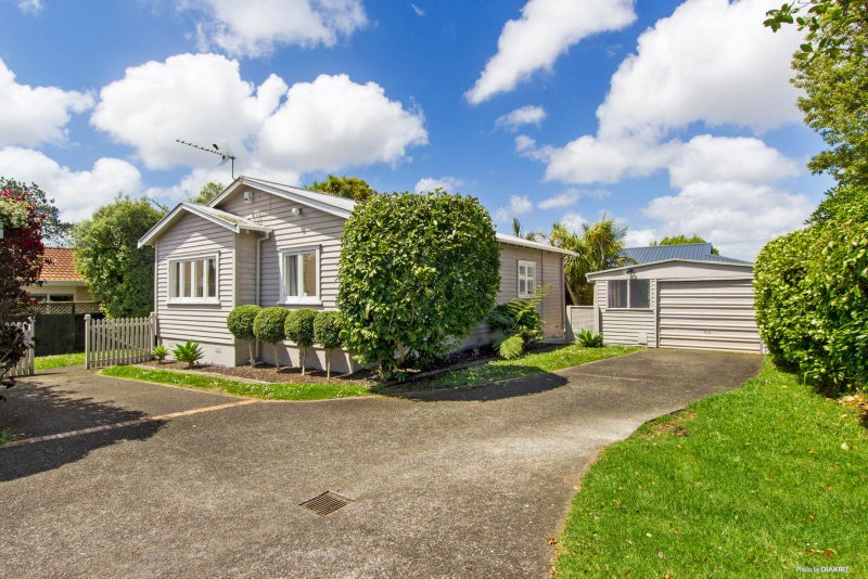 2/4 Cleve Road, Green Bay, Auckland - Carousel 1